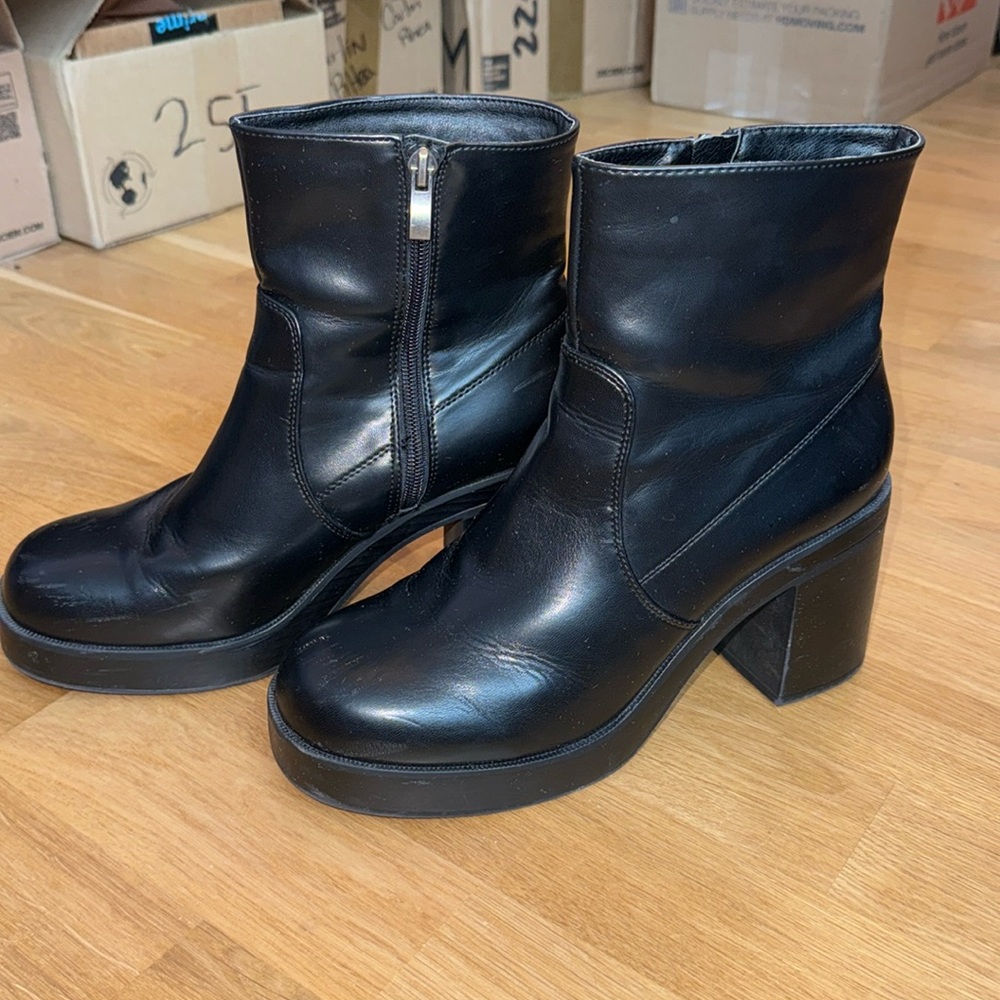Madden Girl Chunky Round Toe Booties Size 9.5